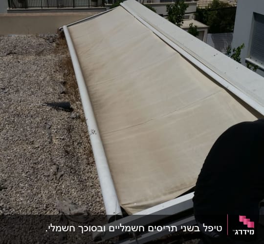 תריסים סגורים על חלונות בניין מגורים